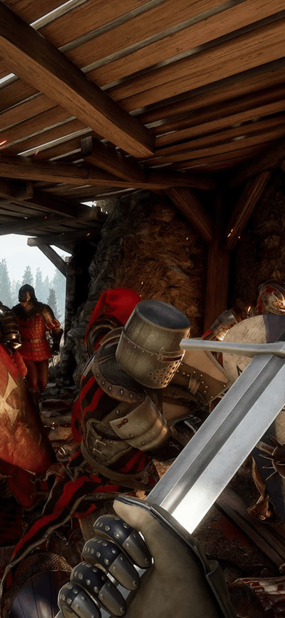 iPhone Xs Mordhau 桌布 壁紙 — 第一人稱視角，一名身穿盔甲的騎士在簡陋的木製庇護所內手持劍，附近有其他士兵。