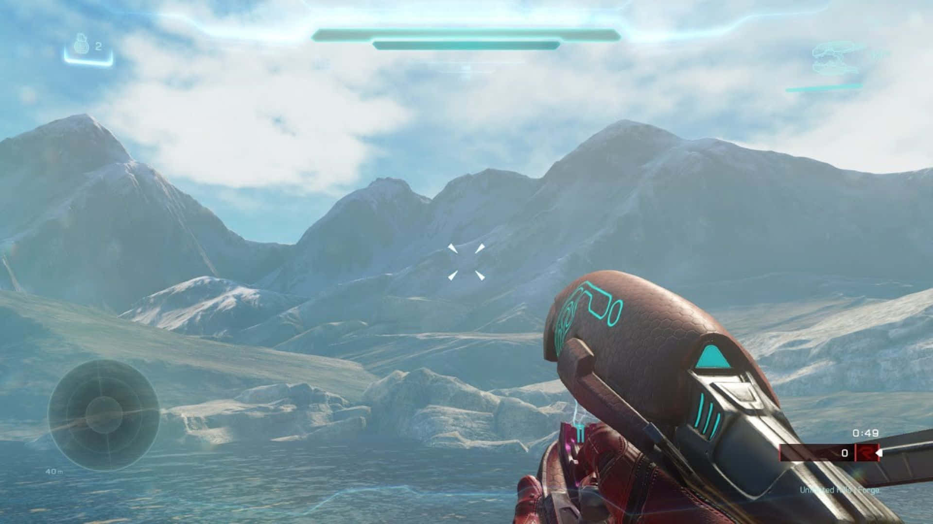 Plasma Rifle 桌布 壁紙 — 第一人稱視角，一把未來風格的武器瞄準著雪峰，天空明亮，帶有遊戲UI元素。