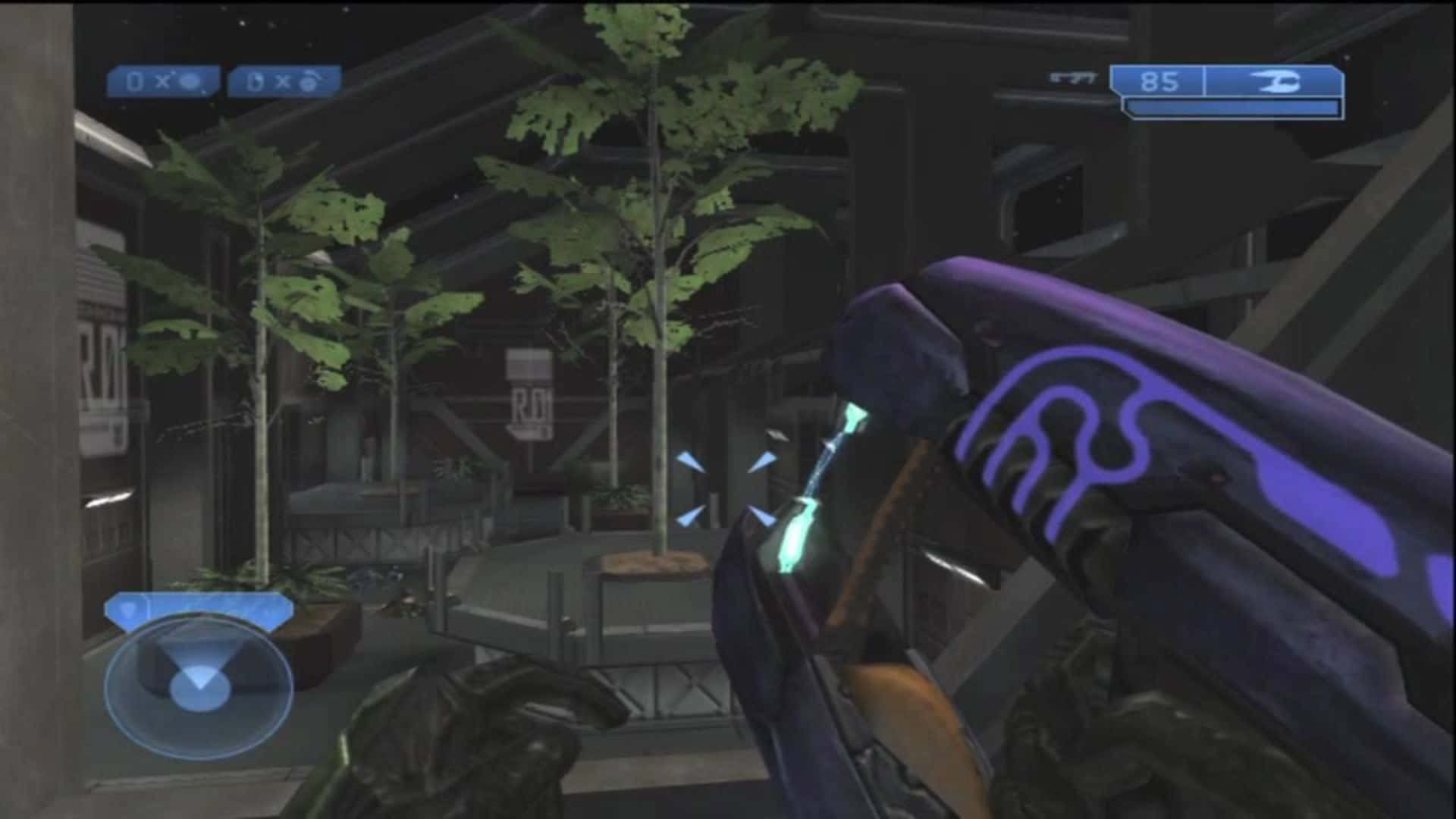 Plasma Rifle 桌布 壁紙 — 第一人稱視角，一把未來風格的紫色能量武器瞄準在光線昏暗的室內花園中，有發光的樹木和遊戲UI元素。
