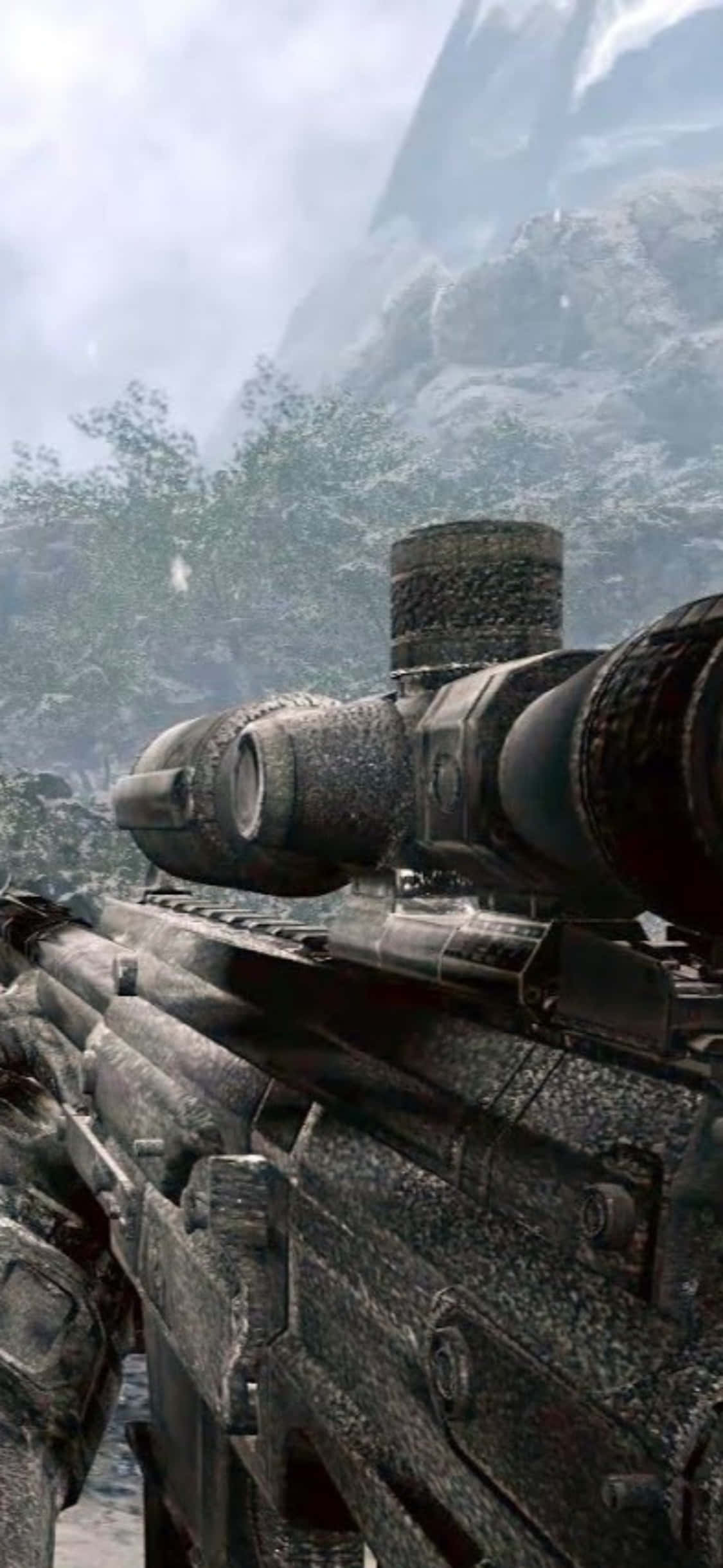 iPhone Xs Crysis Warhead 桌布 壁紙 — 第一人稱視角，一把沾滿雪花的狙擊步槍透過瞄準鏡瞄準霧氣瀰漫的山區景色。