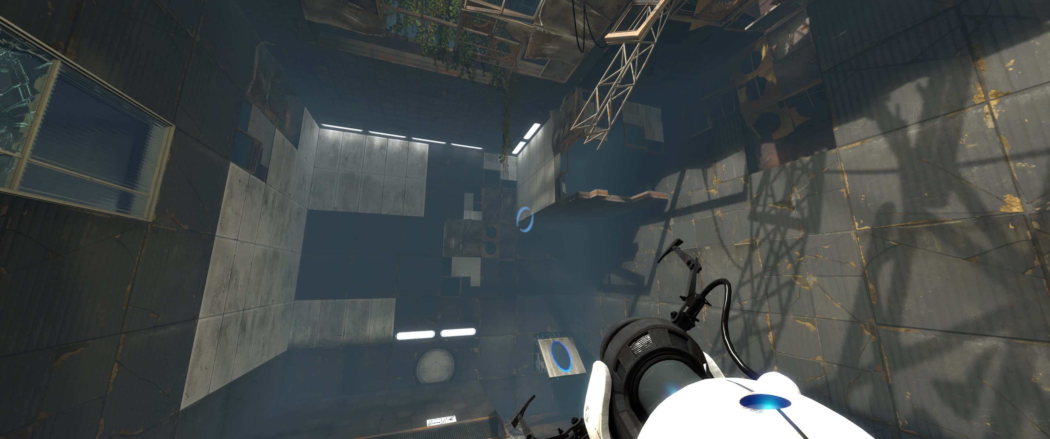 3440x1440p Portal 2 桌布 壁紙 — 第一人稱視角，一把白色傳送門槍在昏暗的工業測試室中，有浮動平台和藍色傳送門。