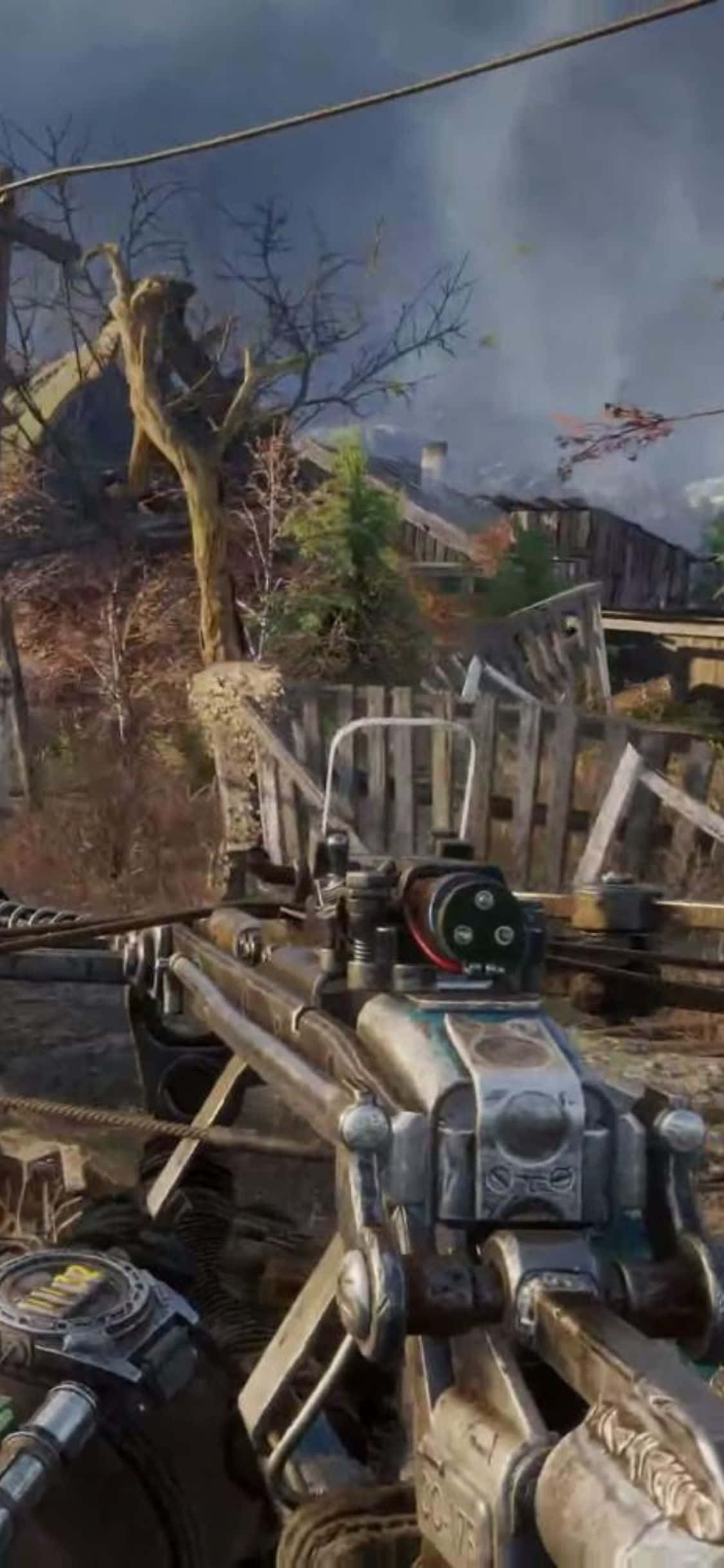 iPhone X Metro Exodus 桌布 壁紙 — 第一人稱視角，一把風化的十字弓穿過破爛的圍欄瞄準著暴風雨天空下破敗的郊區景觀。