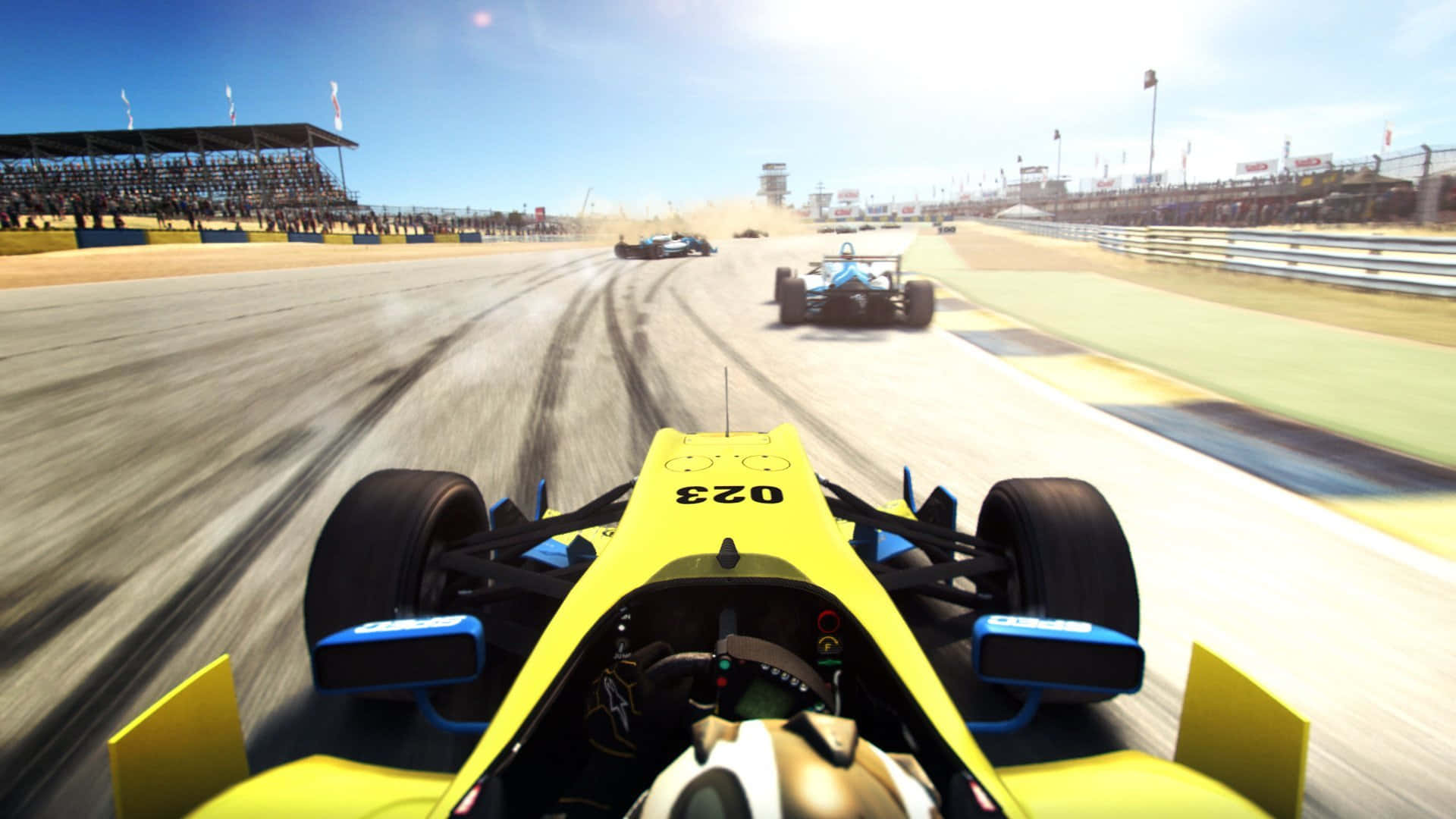 Grid Autosport 桌布 壁紙 — 第一人稱視角，一輛黃色賽車在陽光明媚的賽道上疾馳，前方有競爭對手，看台上有觀眾。
