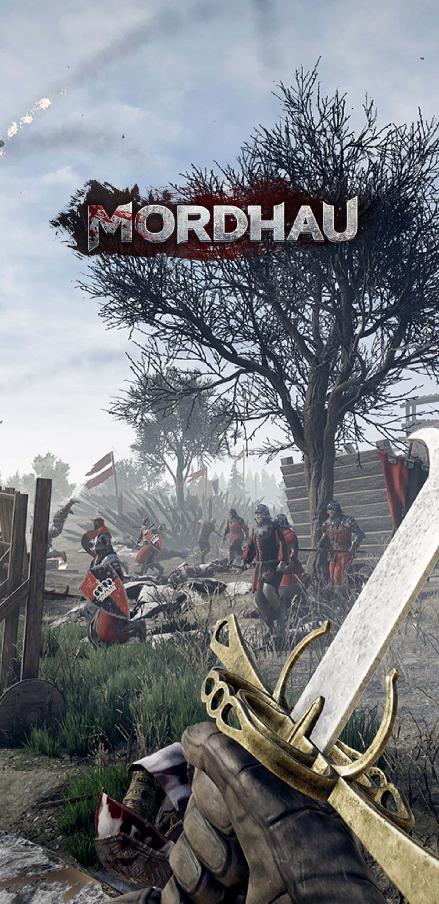 Pixel 3xl Mordhau 桌布 壁紙 — 第一人稱視角，一隻戴手套的手在一個中世紀戰場上握劍，士兵們在一棵光禿禿的樹下戰鬥。