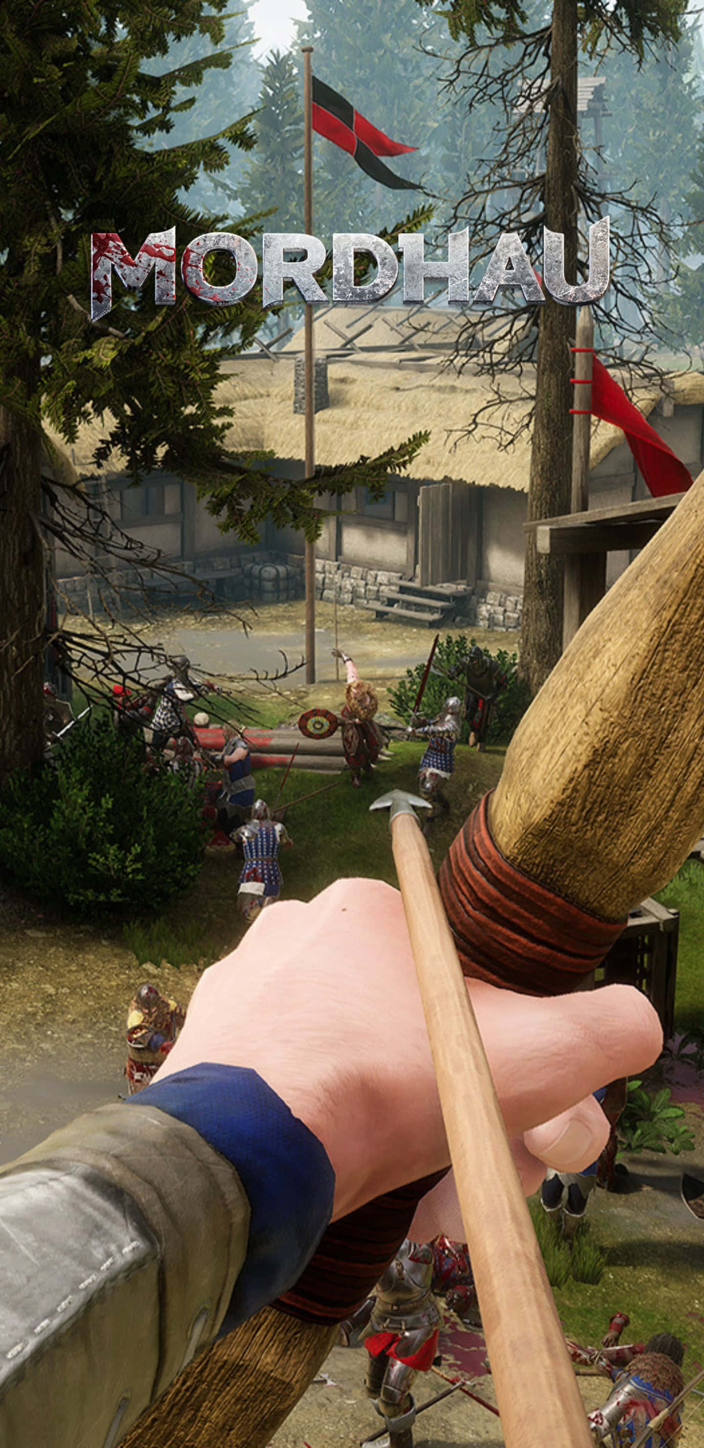 Pixel 3xl Mordhau 桌布 壁紙 — 第一人稱視角，一隻手拿著木製長矛，瞄準在一個有茅草屋頂和旗幟的村莊中戰鬥的中世紀戰士。