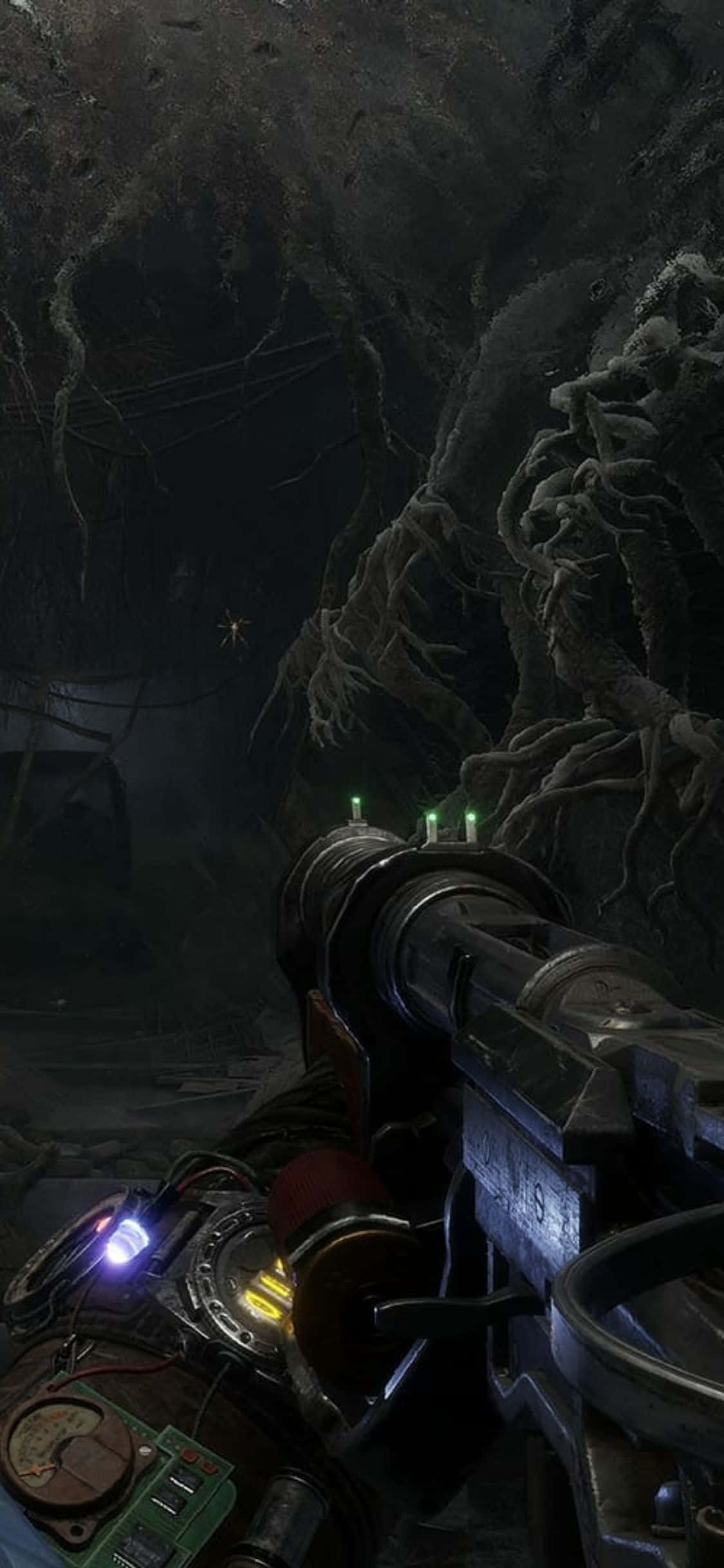 iPhone X Metro Exodus 桌布 壁紙 — 第一人稱視角，在一個黑暗詭異的洞穴中，瞄準一把未來武器，洞穴內有扭曲的樹根和發光的綠色瞄準器。