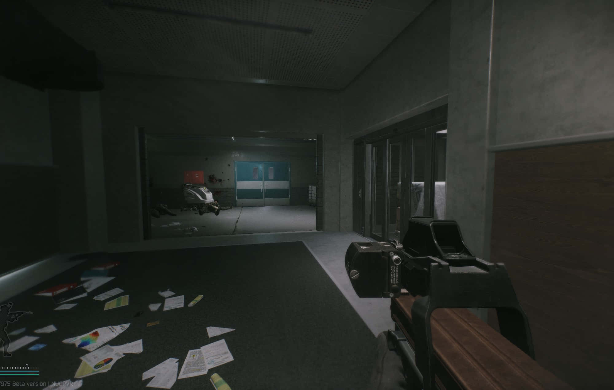 Fps Games 桌布 壁紙 — 第一人稱視角，在光線昏暗的混凝土走廊中手持步槍，散落的紙張和一輛機車透過門口可見。