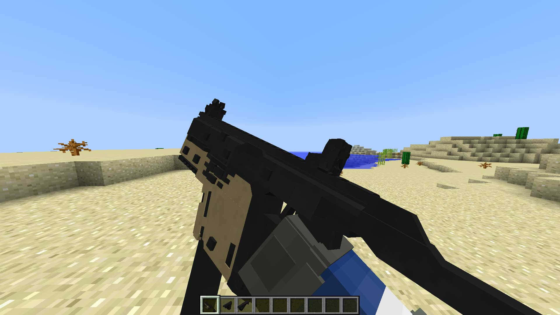 Minecraft Mods 桌布 壁紙 — 第一人稱視角，在晴朗藍天下的沙質Minecraft沙漠生物群落中手持像素化槍械。