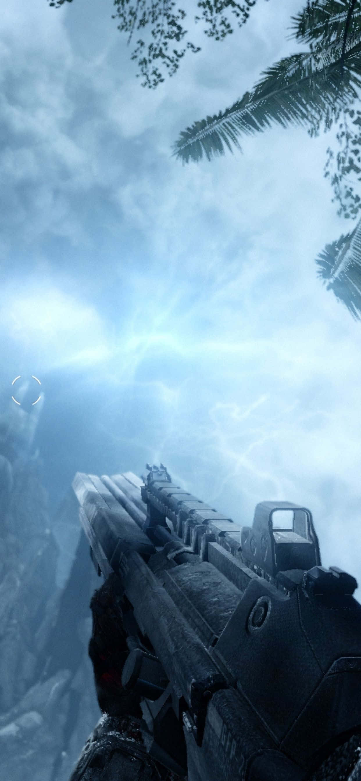 iPhone Xs Max Crysis Warhead 桌布 壁紙 — 第一人稱視角，在迷霧叢林中手持步槍，棕櫚葉和明亮的天空在上方。