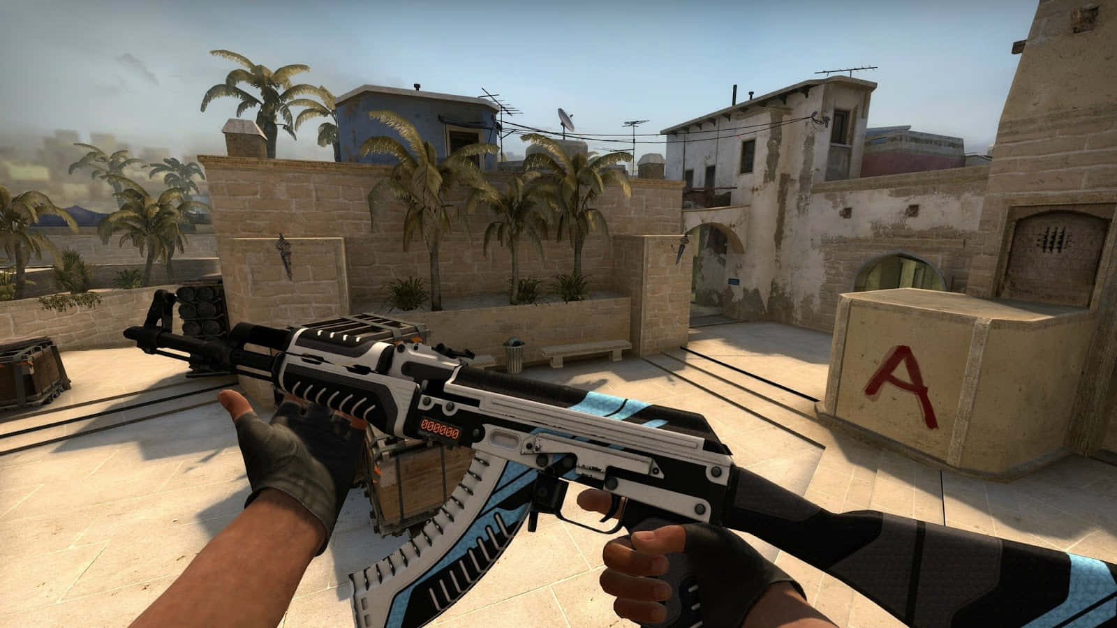Best Counter-strike Global Offensive 桌布 壁紙 — 第一人稱視角，在陽光明媚的中東城市地圖中，手持自訂的藍黑色突擊步槍，周圍有棕櫚樹和石頭建築。