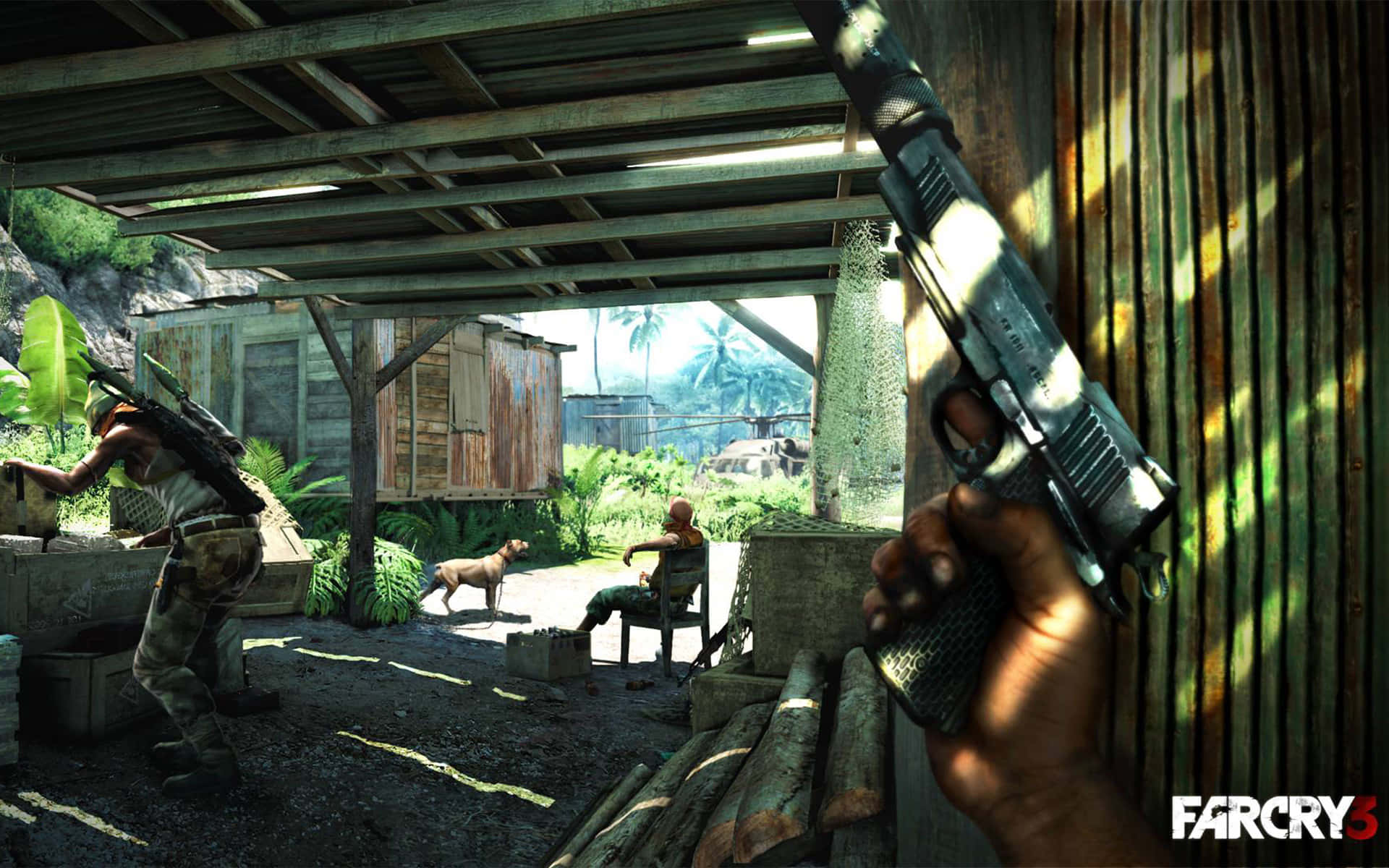 Far Cry 3 桌布 壁紙 — 第一人稱視角，在陽光明媚的叢林前哨中手持手槍，附近有武裝士兵和一隻狗。