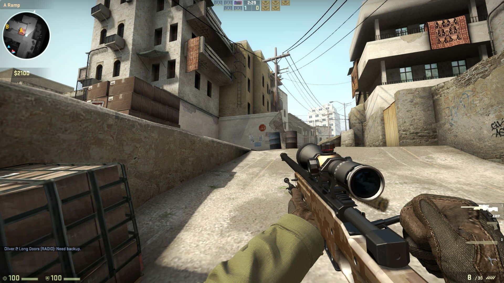 Best Counter-strike Global Offensive 桌布 壁紙 — 第一人稱視角，在陽光明媚的城市小巷中手持帶瞄準鏡的步槍，周圍有風化的建築物和塗鴉。
