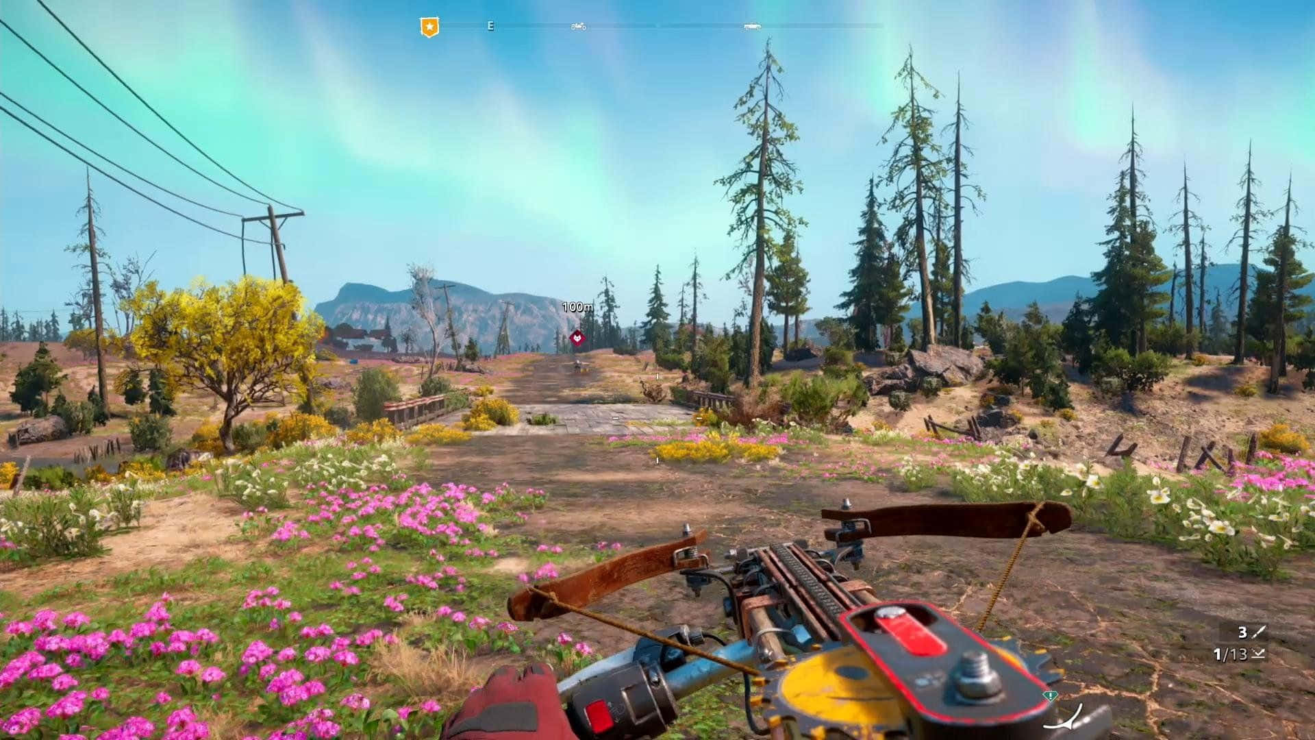 Best Far Cry New Dawn 桌布 壁紙 — 第一人稱視角，在陽光明媚的粉紅色花田裡手持十字弓，背景有松樹和遠處的山脈，天空清澈湛藍。