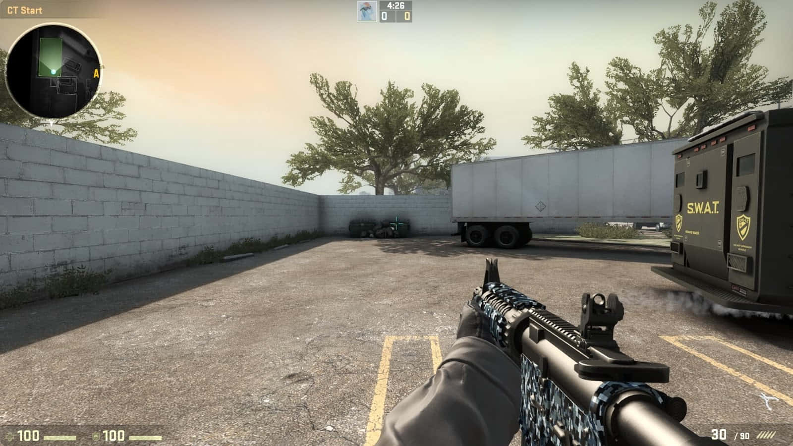Best Counter-strike Global Offensive 桌布 壁紙 — 第一人稱視角，在陽光普照的停車場中手持花紋突擊步槍，旁邊有SWAT卡車和混凝土牆。