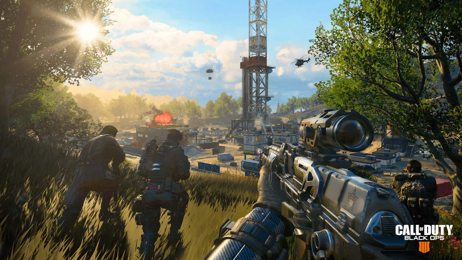 Call Of Duty First Person Shooter 桌布 壁紙 — 第一人稱視角，士兵在陽光普照下穿過草地地形，向設有鑽井平台和直升機的工業區前進。