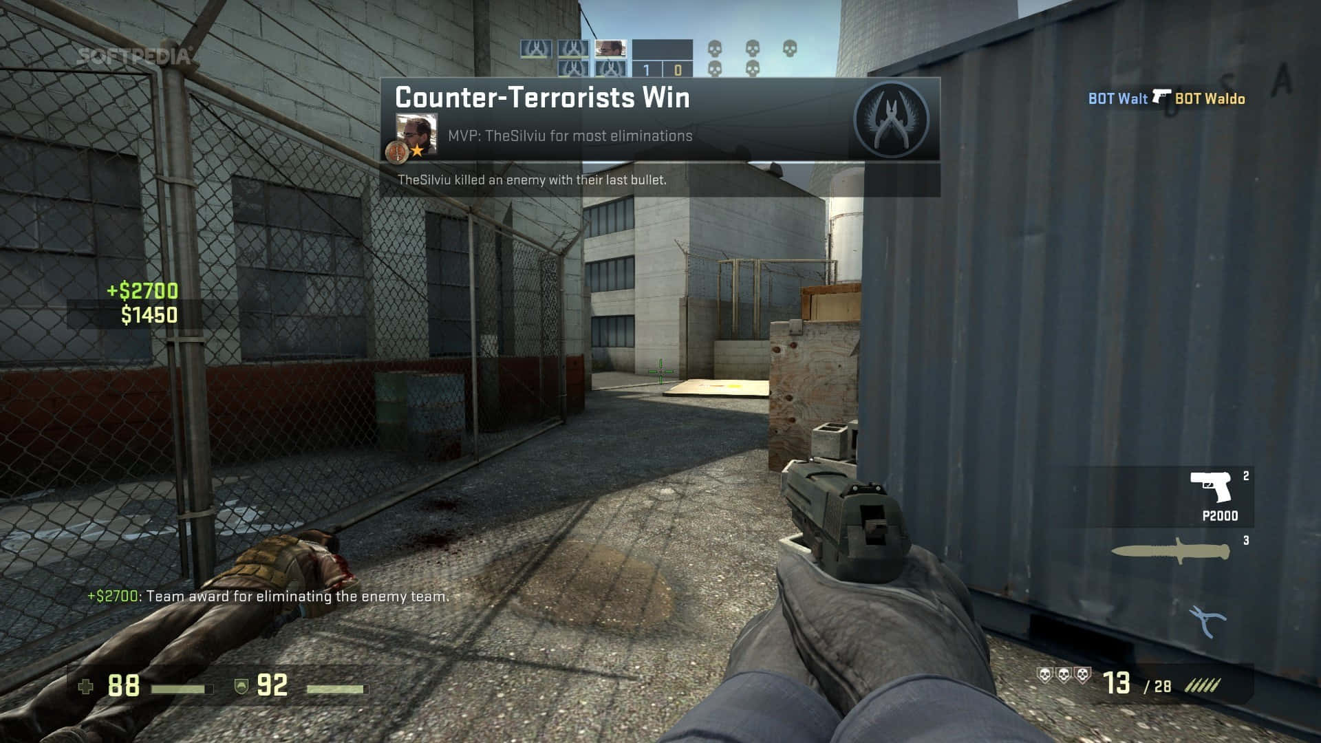Best Counter-strike Global Offensive 桌布 壁紙 — 第一人稱視角，玩家在戰術射擊遊戲中反恐精英獲勝後，在骯髒的城市小巷中手持手槍。