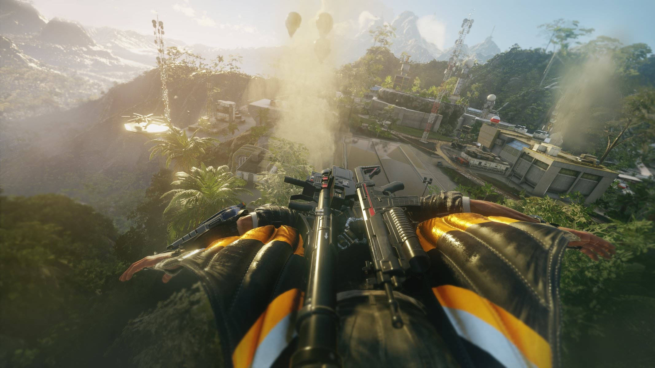Just Cause 4 桌布 壁紙 — 第一人稱視角，玩家從滑翔翼上向熱帶山區基地開火，煙霧升騰。