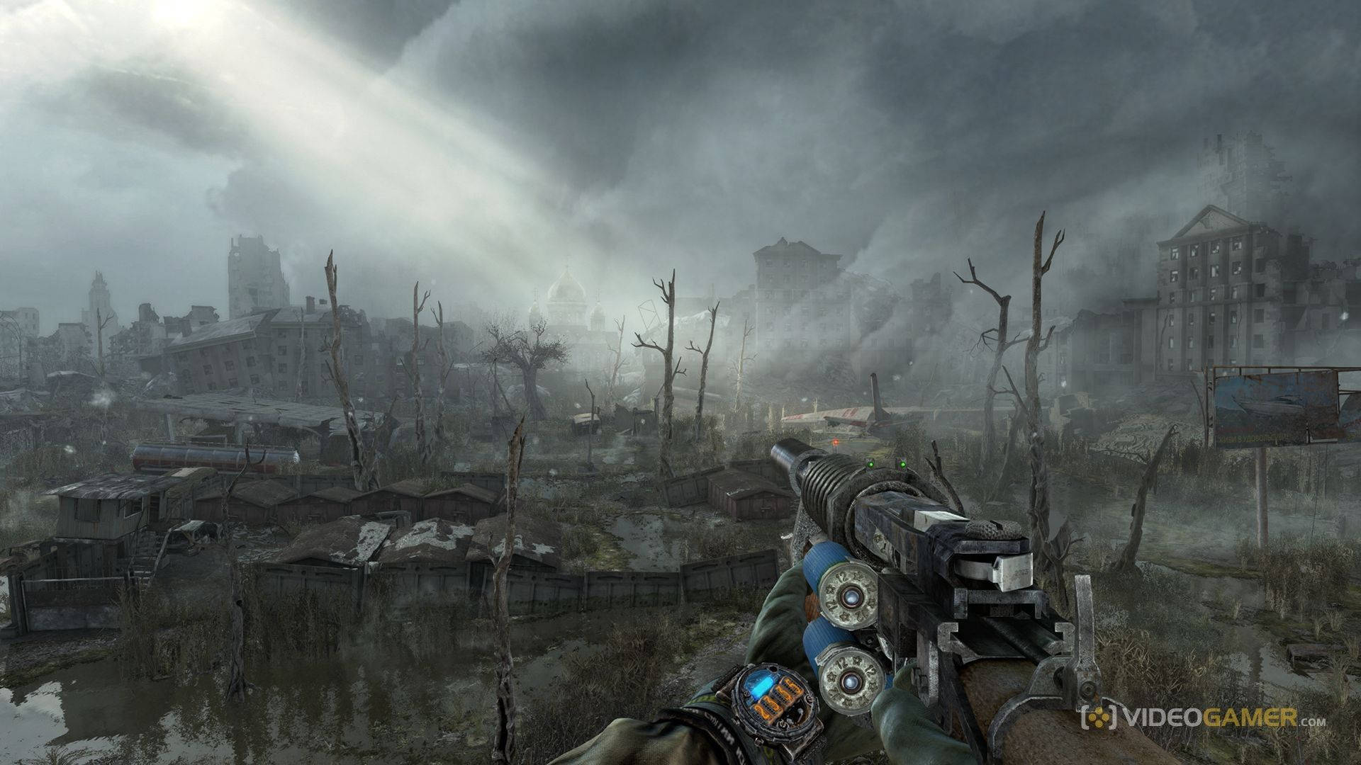 Metro Exodus 桌布 壁紙 — 第一人稱視角，陰鬱的末日後城市景觀，手中握有重型武器，天空風暴密佈。