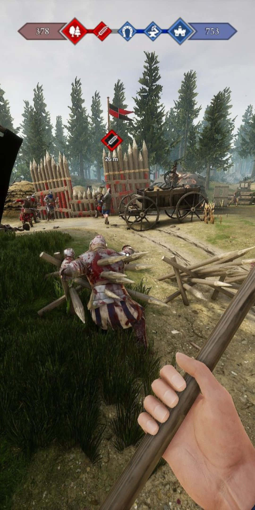 Pixel 3 Mordhau 桌布 壁紙 — 第一人稱視角的中世紀戰鬥場景，玩家在森林地區的木製路障和馬車附近揮舞長矛對抗敵軍士兵。