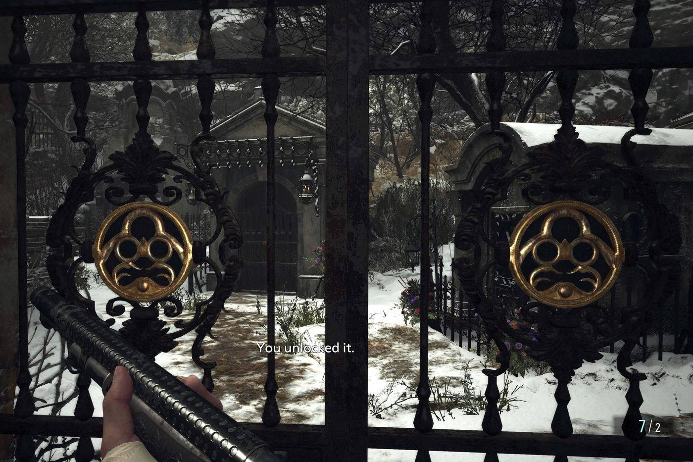 電玩遊戲 桌布 壁紙 — 第一人稱視角穿過華麗的鐵門進入雪地墓地，一隻手拿著霰彈槍。