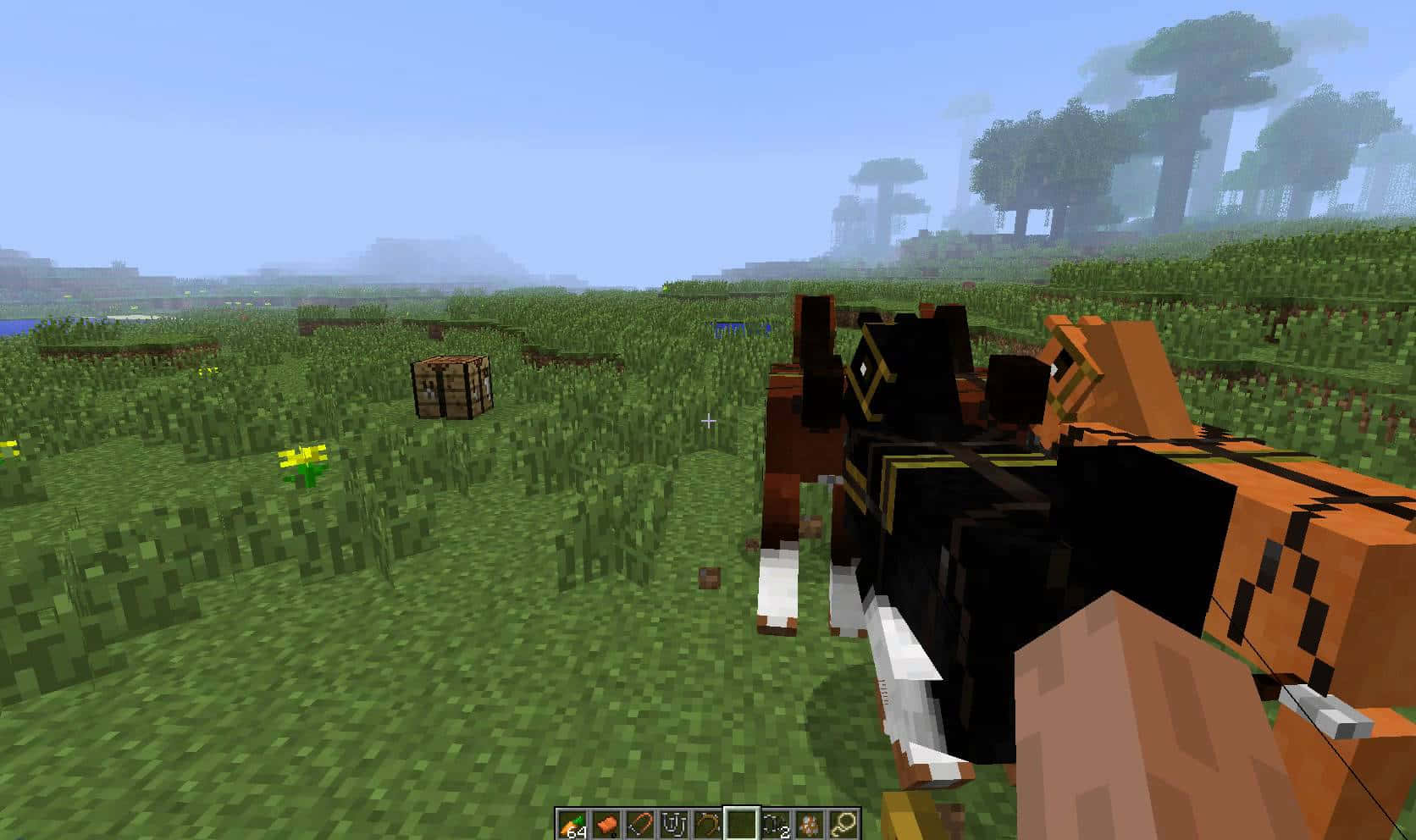 Minecraft Horses 桌布 壁紙 — 第一人稱視角騎著老虎，在一個方塊狀的草地Minecraft景觀中，遠處有樹木和晴朗的天空。
