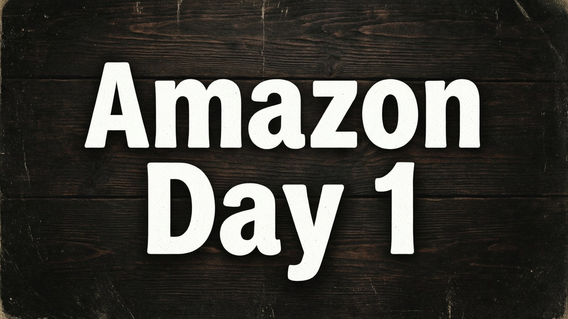 第一天字體設計 壁紙 — 粗體白色 'Amazon Day 1' 文字在深色質樸木板上突出顯示。