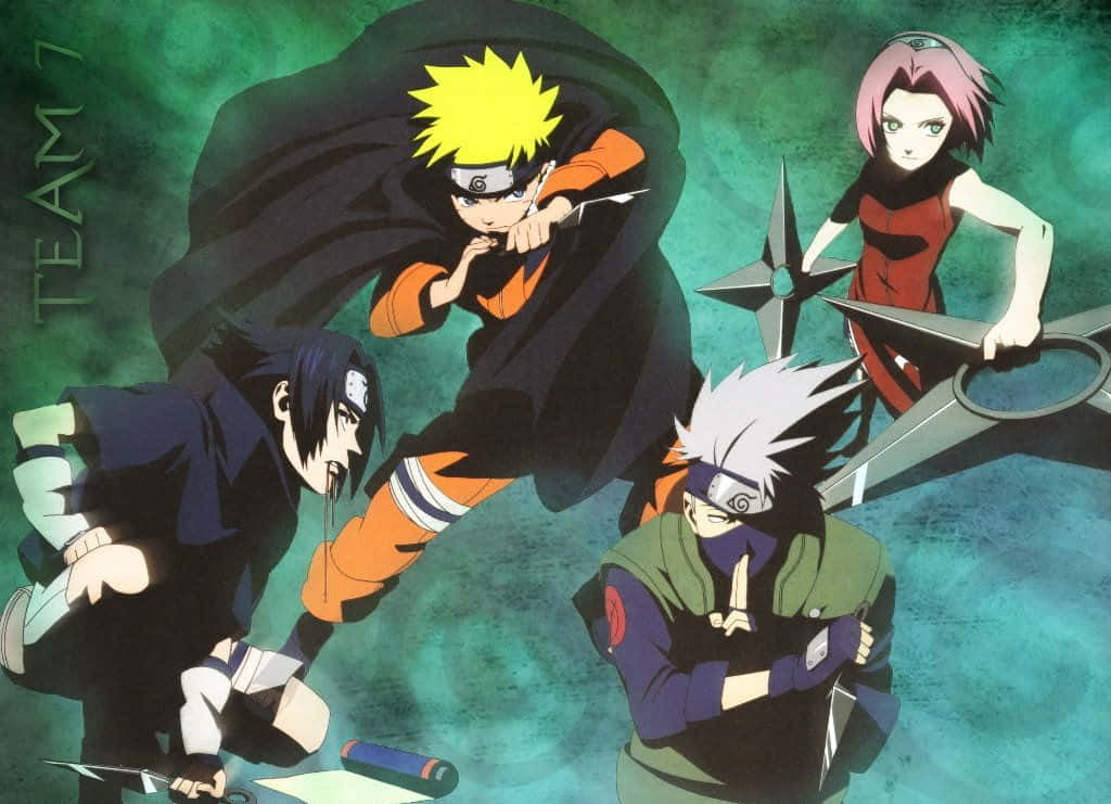 Team 7 Naruto 桌布 壁紙 — 第七班的四個動漫忍者在旋轉的綠色背景前擺出動態戰鬥姿勢。