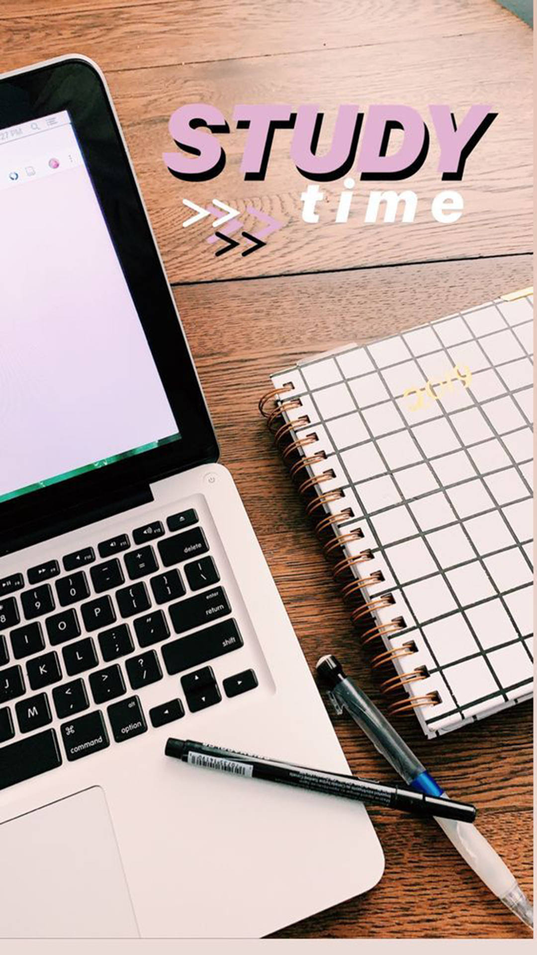 Instagram 桌布 壁紙 — 筆記型電腦、筆記本和筆整齊地放在木桌上，帶有「STUDY time」文字疊加。
