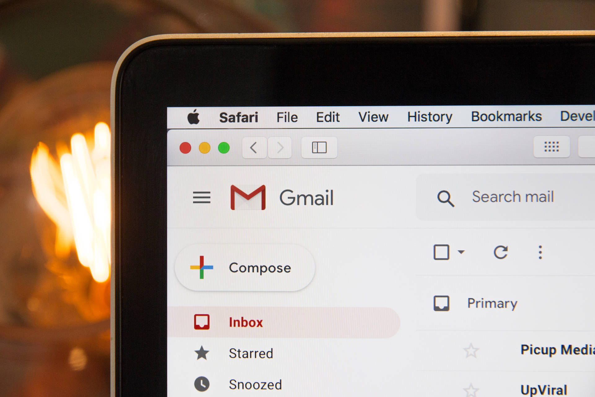 筆記型電腦螢幕顯示 Gmail 應用程式，背景有一個發光燈泡。 — Among US 壁紙