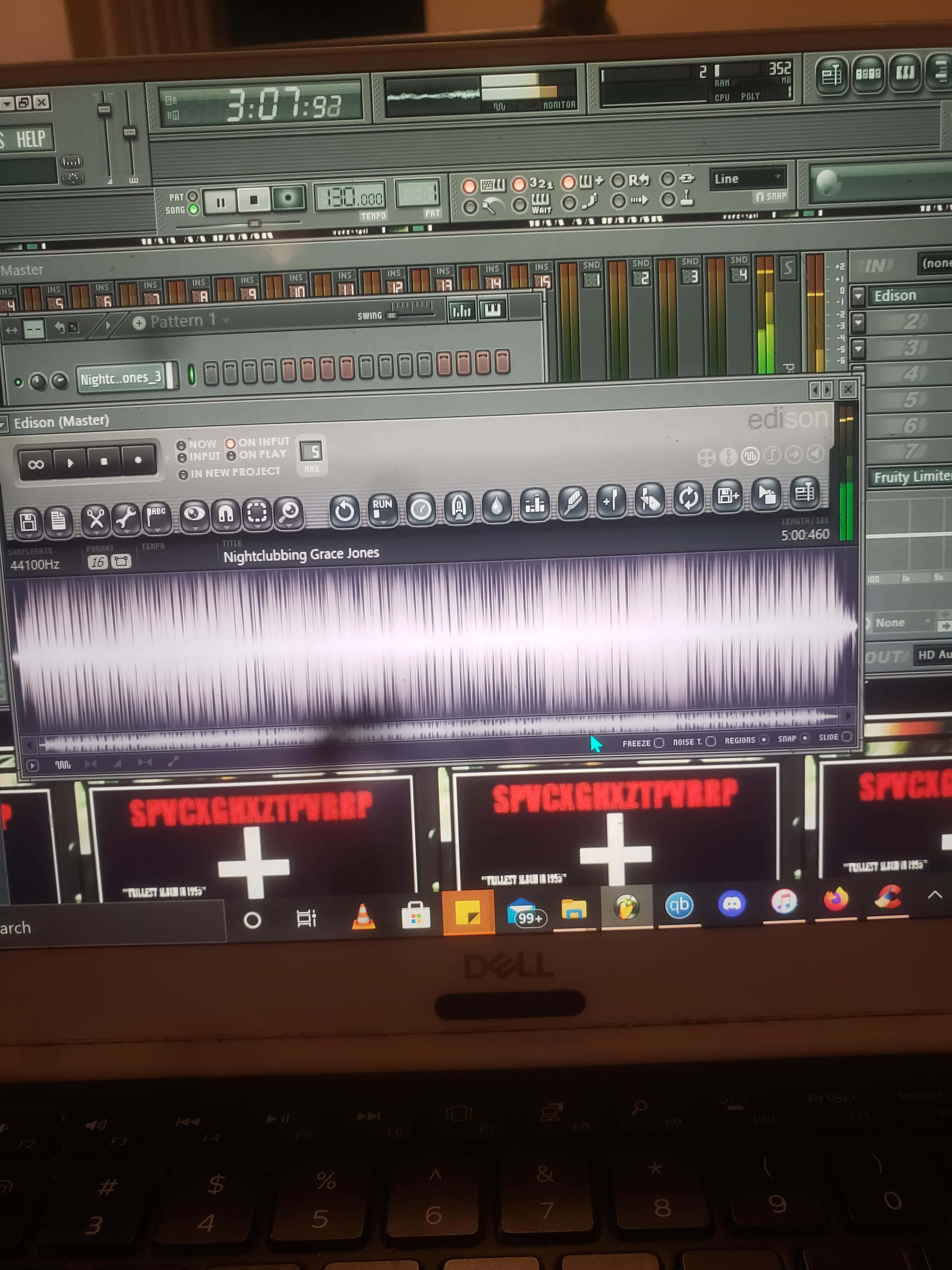 Fl Studio 桌布 壁紙 — 筆記型電腦螢幕特寫，顯示帶有波形和紅色故障文字疊加的數位音訊工作站。