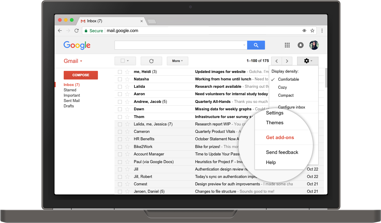 Gmail 動圖 桌布 壁紙 — 筆記型電腦螢幕顯示 Gmail 收件匣，並有一個突出顯示的選單顯示設定、主題和附加元件選項。