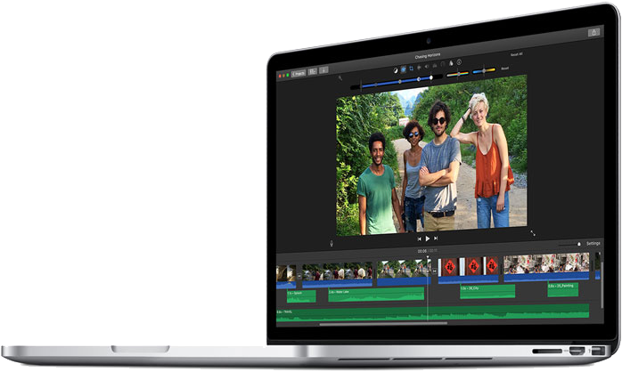 MacBook 動態圖片 桌布 壁紙 — 筆記型電腦螢幕顯示一個影片編輯軟體，上面有一張充滿活力的照片，四位微笑的朋友在戶外翠綠的環境中擺姿勢。