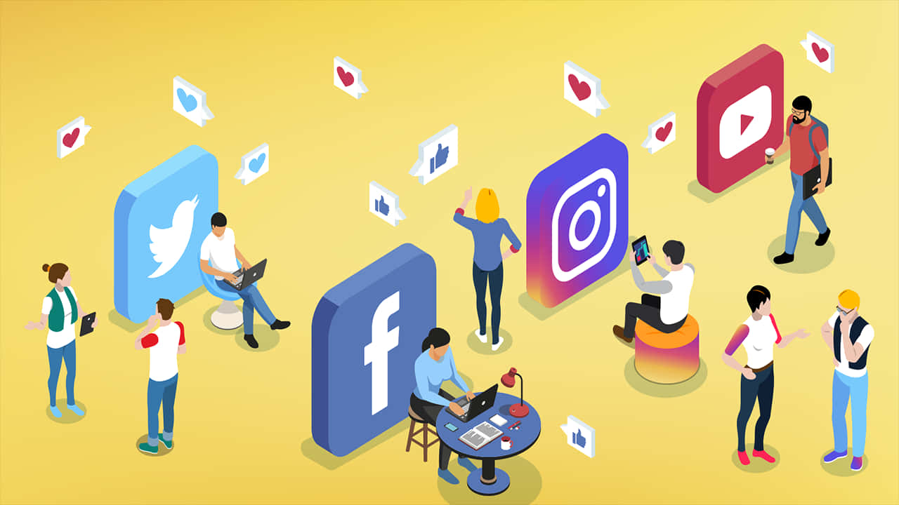 Social Media Logos 桌布 壁紙 — 等距插圖，描繪人們在明亮的黃色空間中與巨大的社交媒體圖標（如 Facebook、Twitter 和 Instagram）互動。