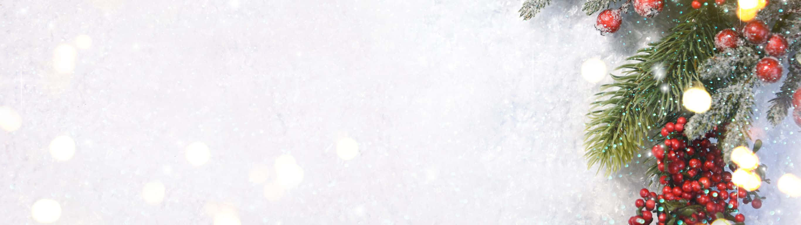 2732x768 桌布 壁紙 — 節日冬季花環，飾有紅色漿果和閃爍燈光，點綴在雪白的角落，背景柔和散景。