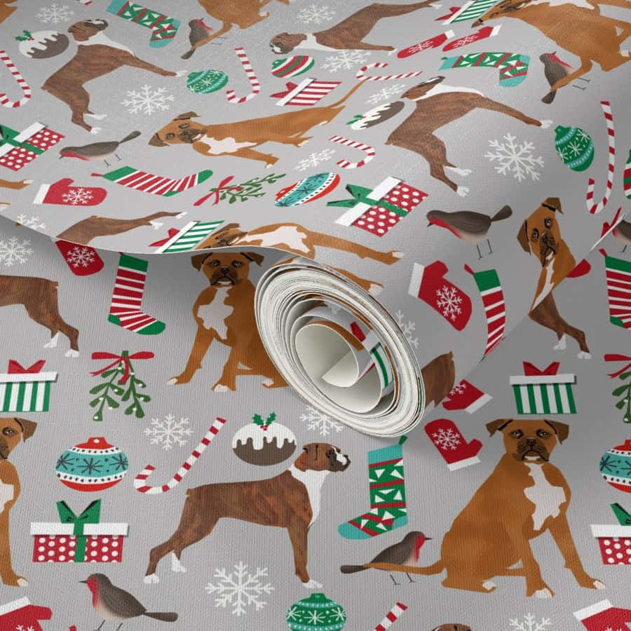 Christmas Dog 桌布 壁紙 — 節日壁紙卷，灰色背景上有棕色拳師犬、紅色和綠色襪子、雪花和知更鳥。