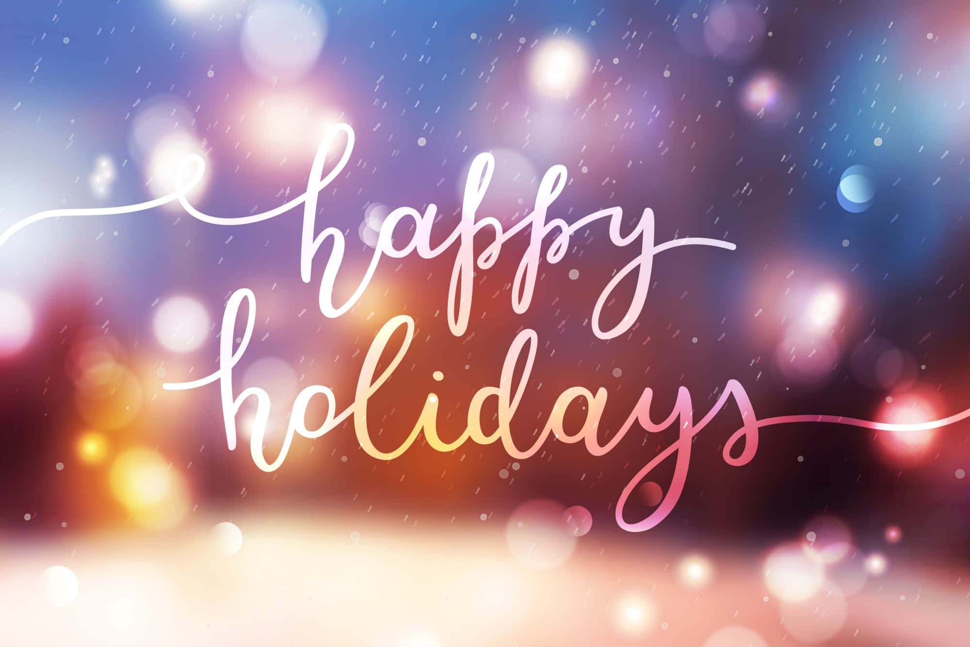 Happy Holidays 桌布 壁紙 — 節日快樂草書文字在溫暖燈光和飄雪散景背景下發光。