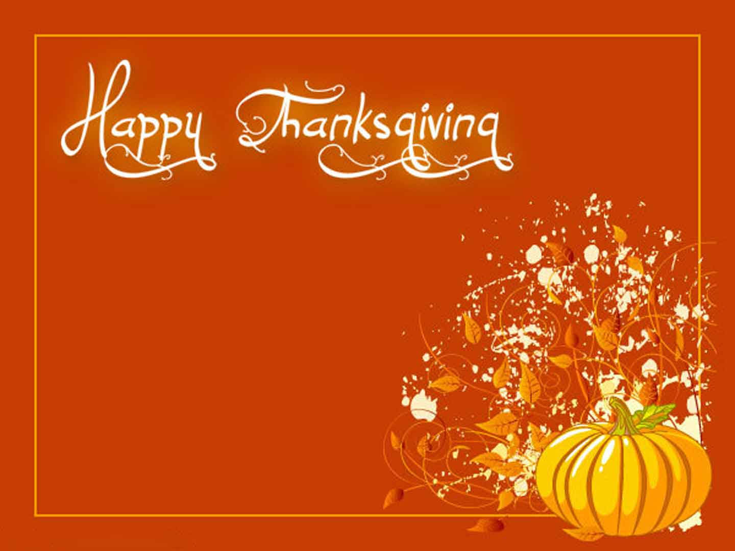 感恩節 桌布 壁紙 — 節日橙色背景，優雅白色草書文字寫著「Happy Thanksgiving」，角落有裝飾性南瓜和旋轉的秋葉。