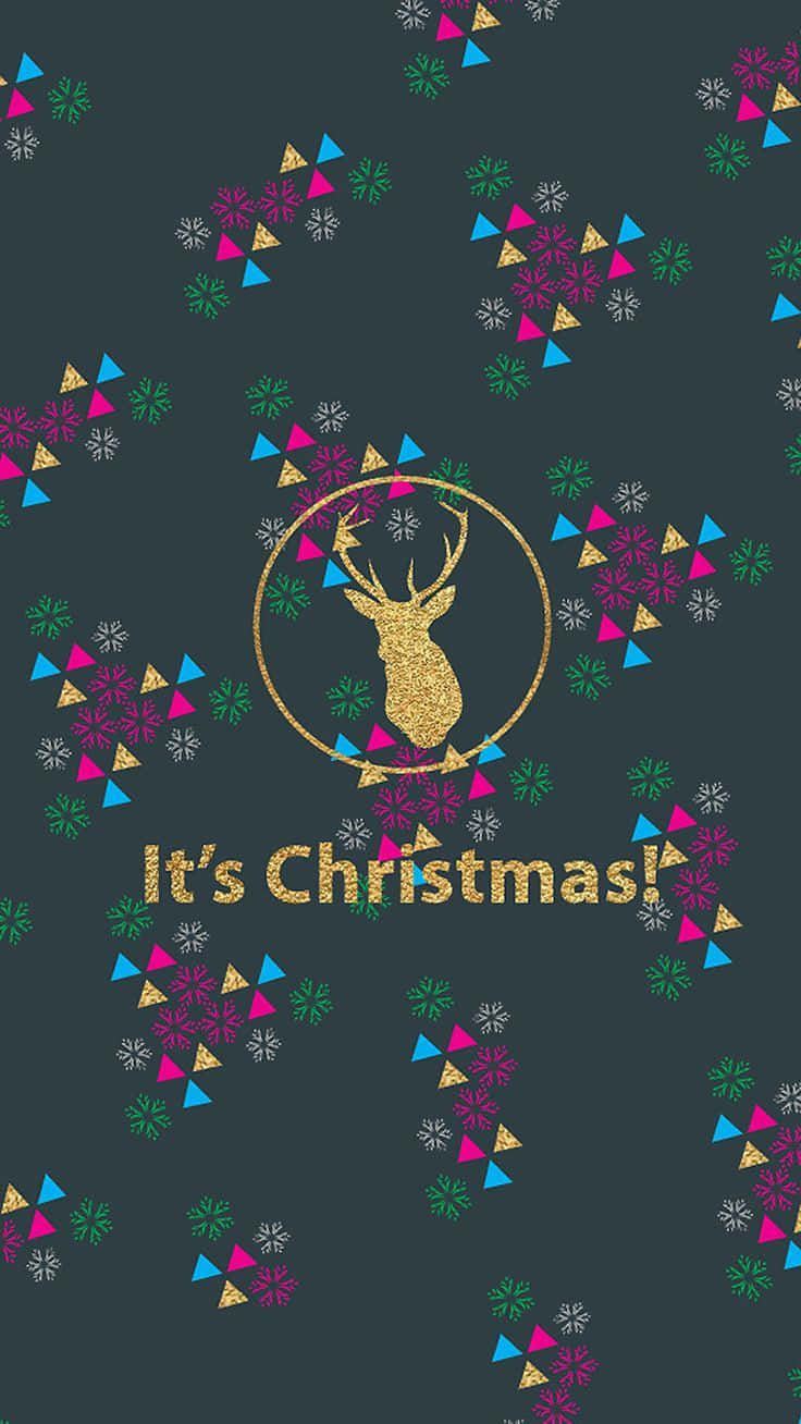 Boho Christmas 桌布 壁紙 — 節日深灰色壁紙，閃爍金色馴鹿在圓圈內，周圍是彩色幾何雪花和文字 It's Christmas!