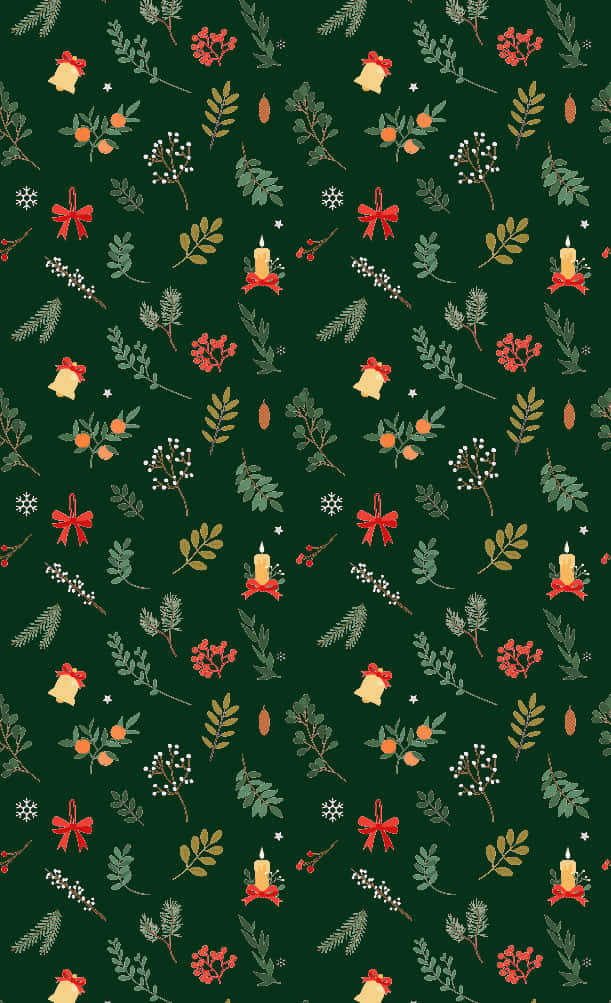 Dark Green Christmas 桌布 壁紙 — 節日深綠色壁紙，重複圖案包含鈴鐺、蠟燭、蝴蝶結和冬青漿果等節日元素。