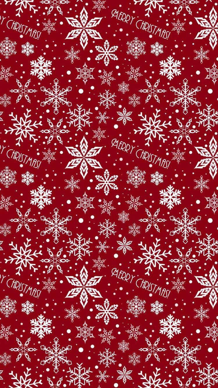 紅色聖誕 桌布 壁紙 — 節日紅色壁紙，飾有白色雪花和散落的「MERRY CHRISTMAS!」文字。