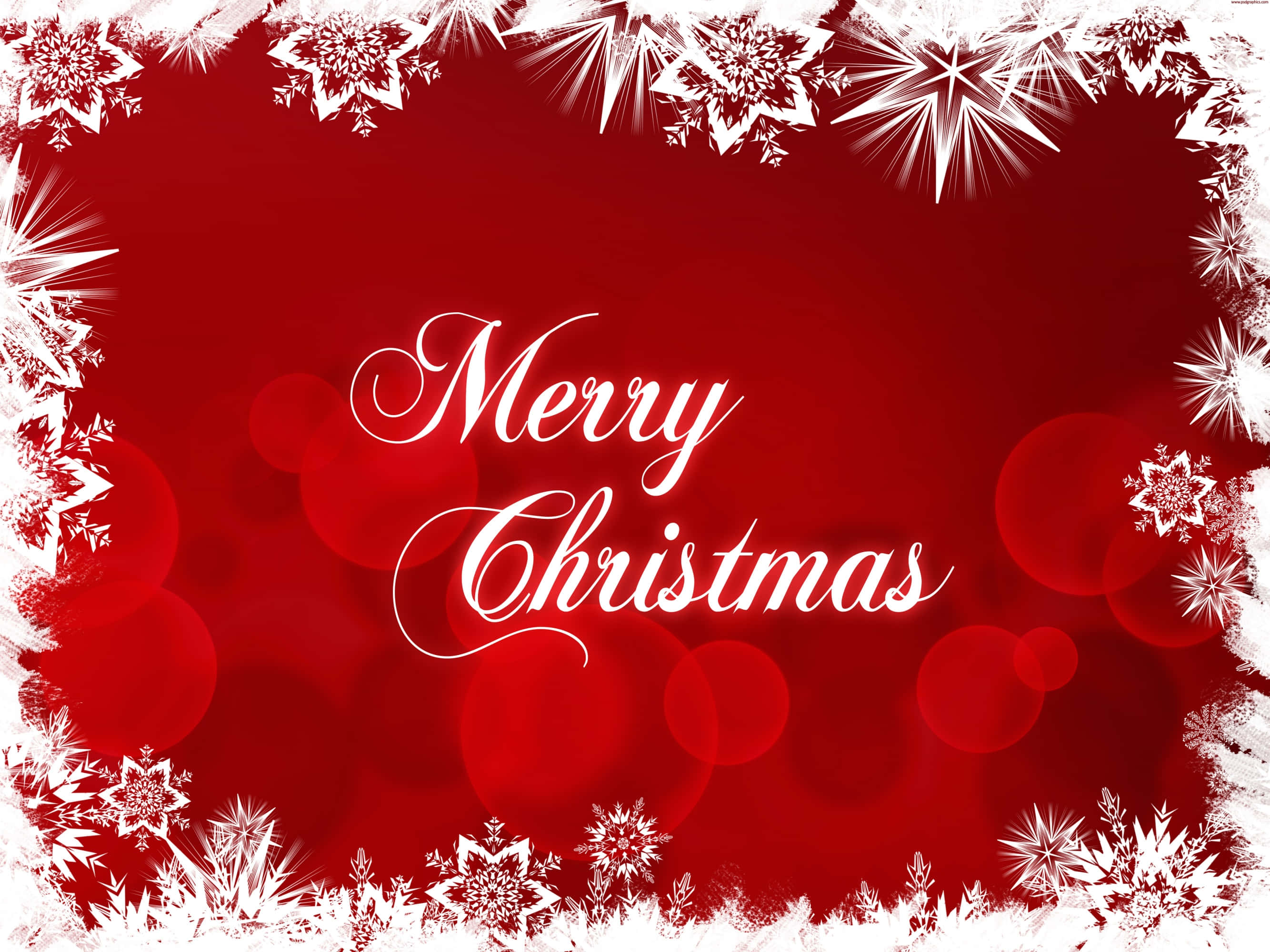 聖誕快樂 桌布 壁紙 — 節日紅色背景，帶有白色雪花邊框和手寫體Merry Christmas文字，置於柔和散景燈光之上。