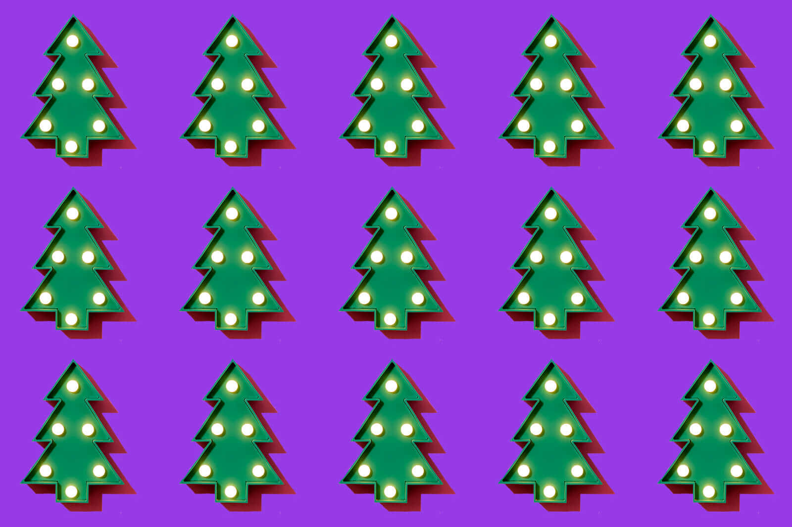 Christmas Party 桌布 壁紙 — 節日綠色聖誕樹燈飾在重複的網格圖案中，在充滿活力的紫色背景上溫暖地發光。