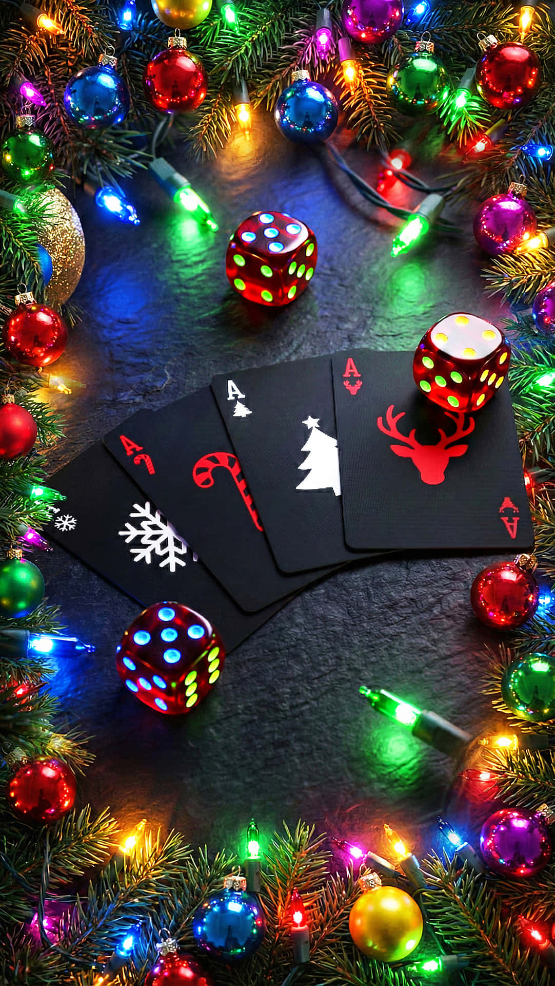 Christmas Wallpapers 壁紙 — 節日聖誕卡和發光骰子，周圍環繞著彩色裝飾品和閃爍的燈光，在深色石板表面上。