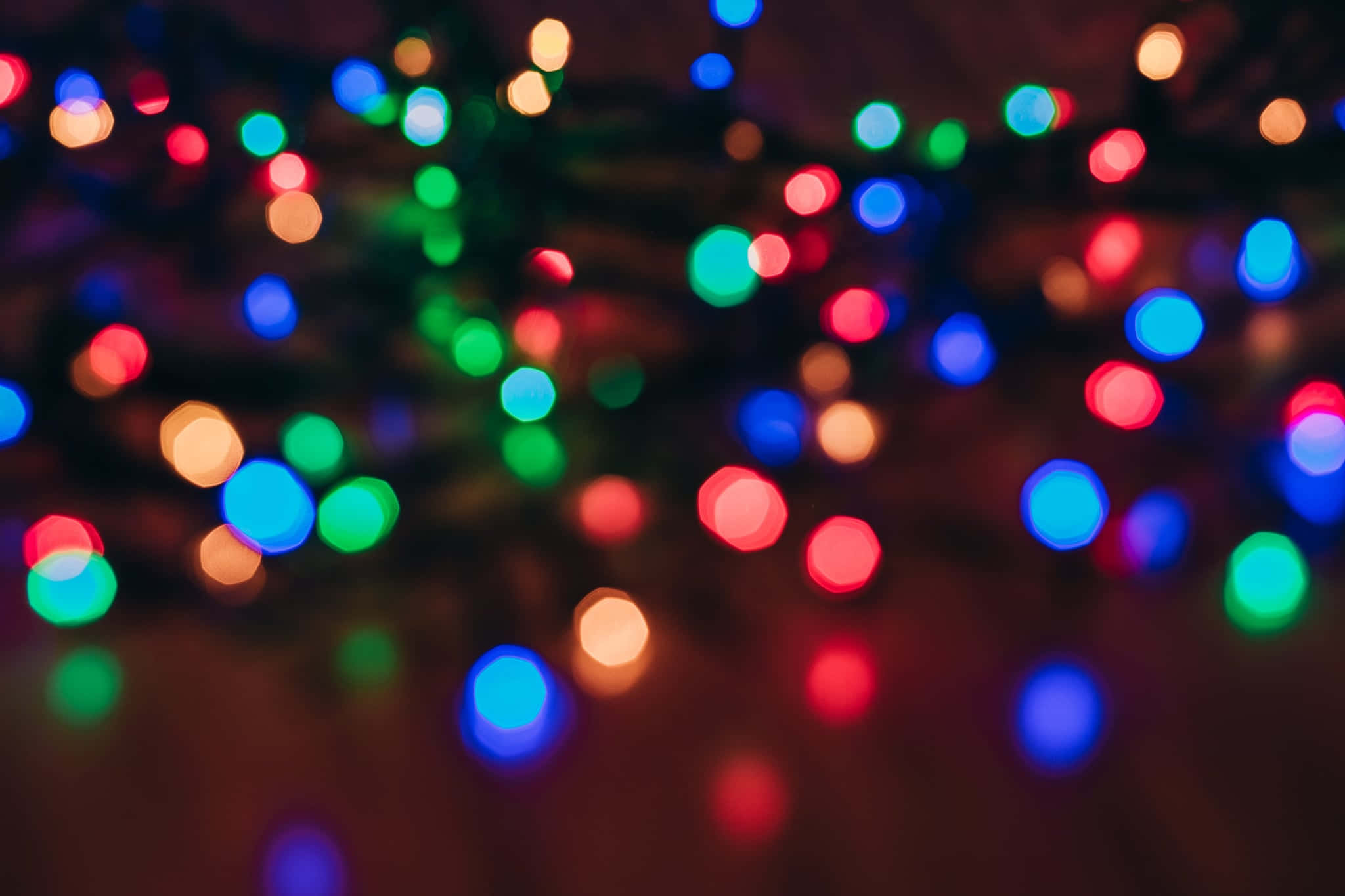 lighting 桌布 壁紙 — 節日般的彩色光斑在深色背景上柔和發光。