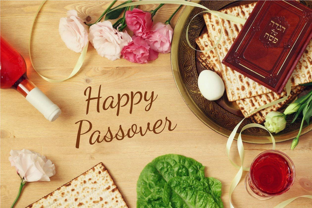 Passover 桌布 壁紙 — 節日逾越節家宴擺盤，木桌上擺放著無酵餅、葡萄酒、雞蛋和粉紅色花朵。