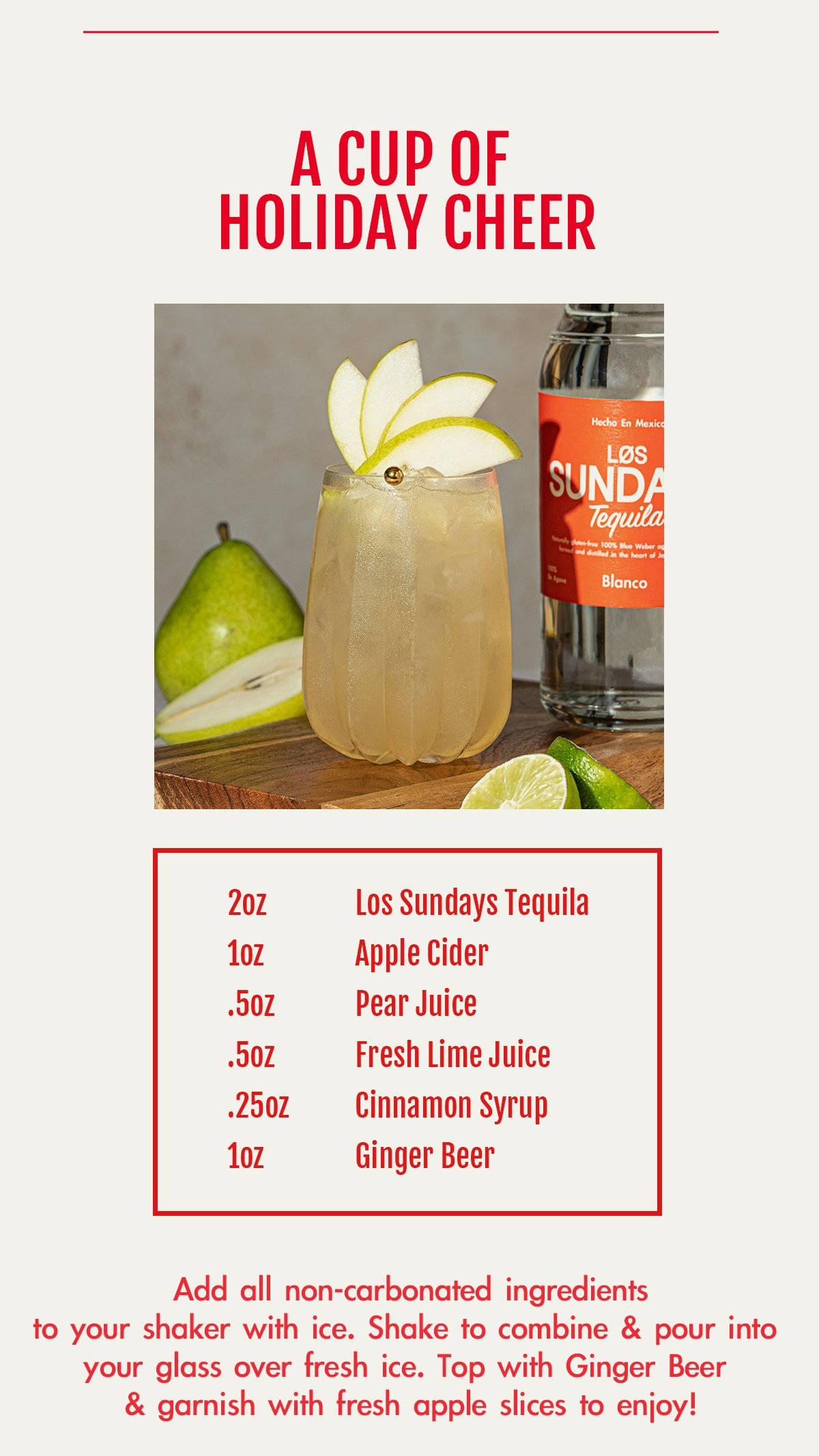 cocktail 桌布 壁紙 — 節日雞尾酒，盛載於紋理玻璃杯中，飾以蘋果片，旁邊放有梨和龍舌蘭酒瓶。