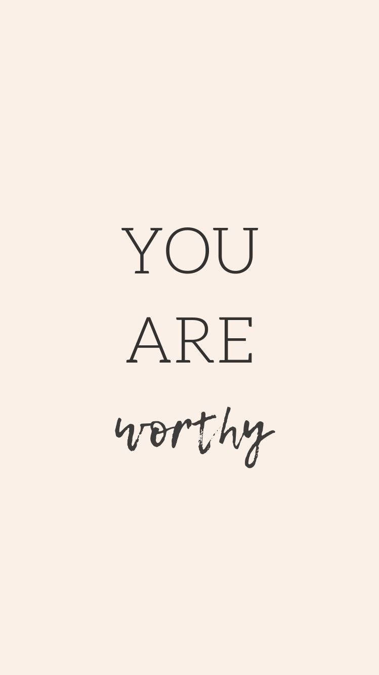 Positive Motivation 桌布 壁紙 — 簡約勵志文字，以粗體和手寫字體在柔和米色背景上寫著「YOU ARE worthy」。
