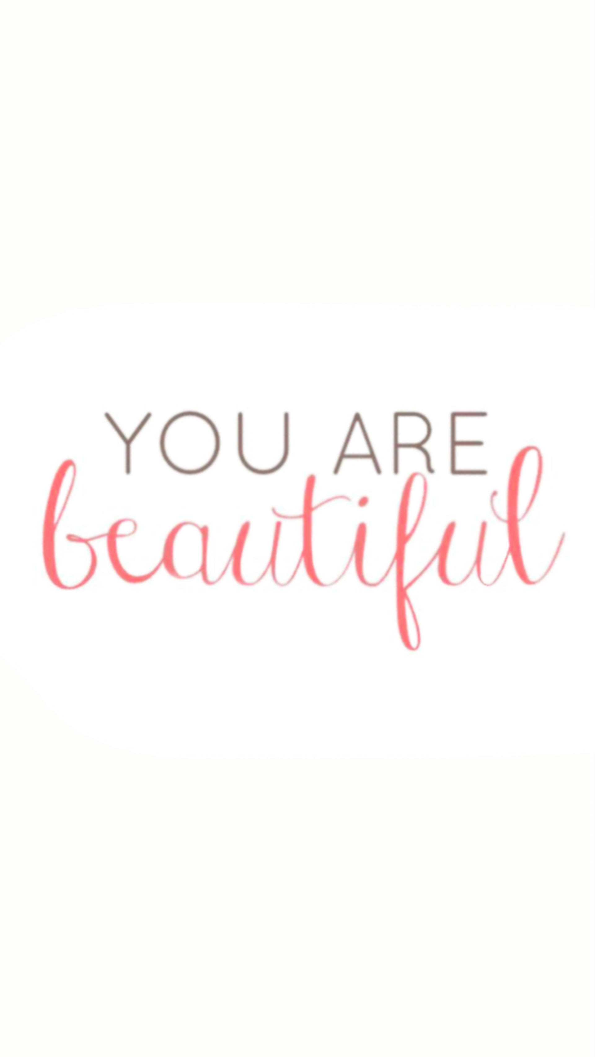 You Are Beautiful 桌布 壁紙 — 簡約字體設計桌布，在純白背景上以灰色和珊瑚色字體呈現「YOU ARE beautiful」字句。