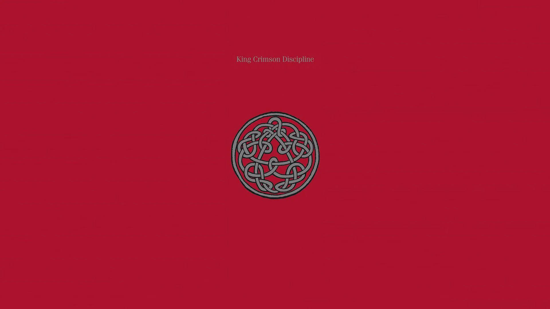 King Crimson 桌布 壁紙 — 簡約專輯封面，黑色凱爾特結圓圈居中於純紅色背景上，上方有模糊的白色文字。