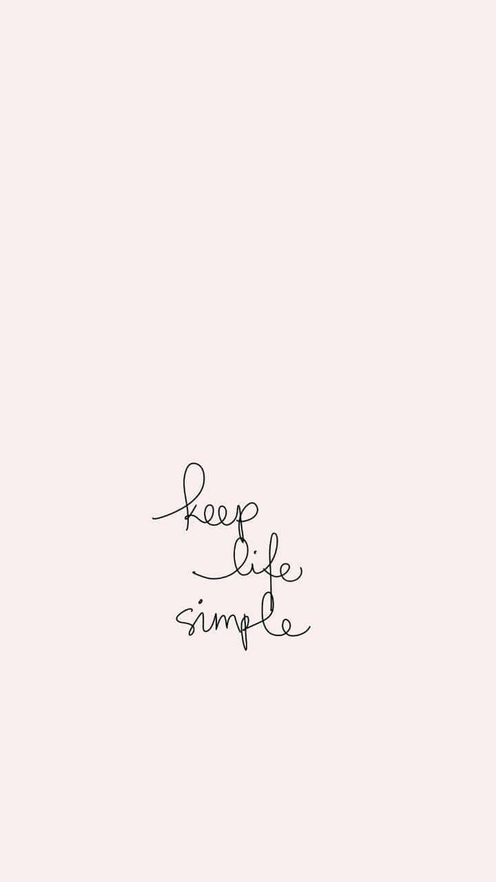 Quote 桌布 壁紙 — 簡約手寫短語 keep life simple 居中於柔和腮紅背景上。